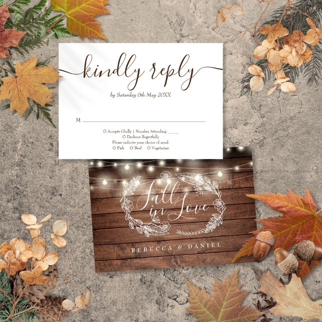 Cartons Réponse Les Lumières De Chaîne De Bois Rustique Tombent Da (Rustic Wood String Lights Fall In Love RSVP Card)