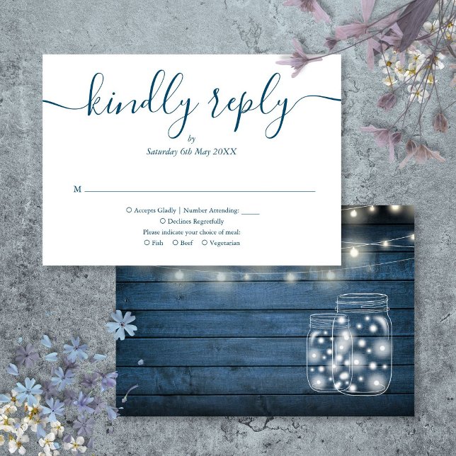 Cartons Réponse Lumières à cordes en bois rustique bleu Script Mar (Blue Rustic Wood String Lights Script Wedding RSVP Card)