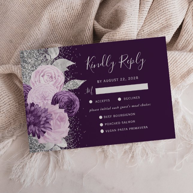 Cartons Réponse Mariage Floral Violet Foncé Choix de Repas Argent (An elegant purple floral RSVP card with menu choices for your guests.)