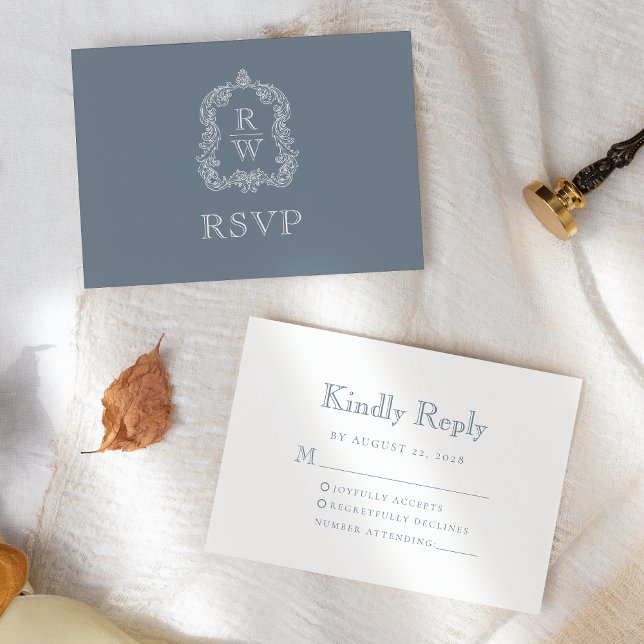 Cartons Réponse Mariage Monogramme Dusty Blue Crest (Créateur téléchargé)