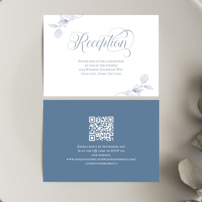 Cartons Réponse Réception de mariage avec code QR et fleurs en ble (Elegant dusty blue floral wedding reception card featuring romantic calligraphy typography.)
