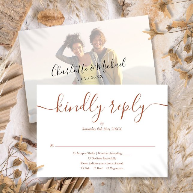 Cartons Réponse Terrecotta Simple Elégant Script Photo Mariage (Terrecotta Simple Elegant Script Photo Wedding RSVP Card)