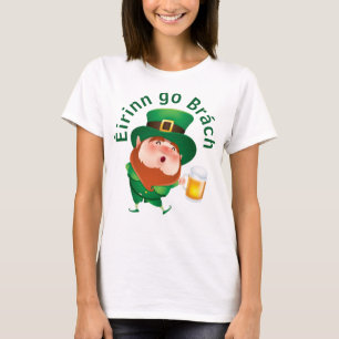 Cartoon Leprechaun avec T-Shirt de bière
