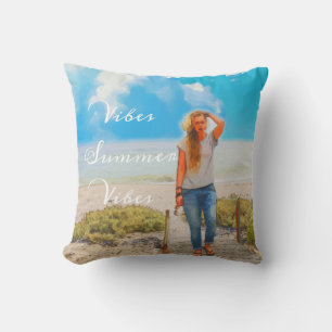 Cartoon Peinture Girl Walking Beach Coussin d'été