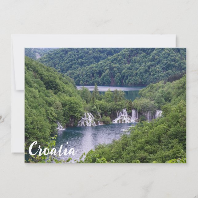 Cascade cascade avec forêt verte en Croatie (Devant)