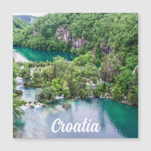 Cascade de cascade dans le parc des lacs Plitvice,