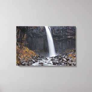 Cascade de Svartifoss dans la copie de toile de