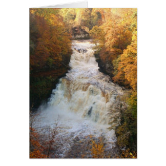 Cascade en cascade en automne Corra Linn