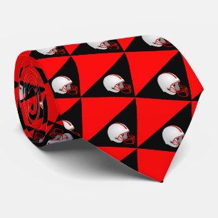 Casque de football blanc sur cravate rouge et noir