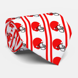Casque de football rouge sur cravate blanche