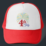 Casquette 4 juillet avec feux d'artifice colorés<br><div class="desc">Ce casquette présente et vaporise des feux d'artifice colorés et du texte rouge et bleu qui dit : 4 juillet</div>