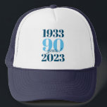Casquette 90e anniversaire Date spéciale<br><div class="desc">Un casquette de baseball audacieux et frappant de 90ème anniversaire (ou de n'importe quel âge). Ce casquette d'étape spécial consiste en la date de naissance et d'anniversaire en typographie bleu foncé - avec l'âge mis en évidence en bleu clair.</div>