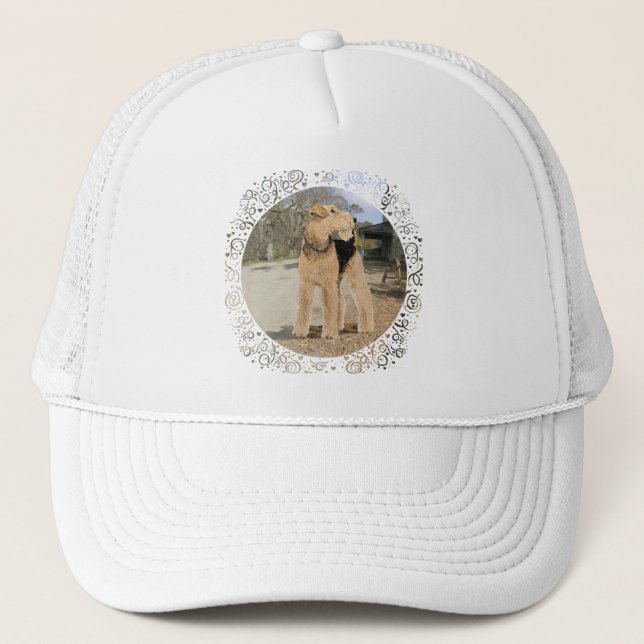 Casquette Airedale dans la cour de la ferme (Devant)