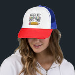 Casquette Attention à la maternelle ici je reviens à l'école<br><div class="desc">Attention à la maternelle ici je reviens à l'école</div>