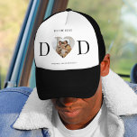 Casquette Au Meilleur papa personnalisé cadeau de coeur phot<br><div class="desc">Célébrez papa avec ce chapeau de camionneur élégant et chaleureux, avec une photo en forme de coeur personnalisée et les noms des enfants. La typographie audacieuse "DAD" encadre votre photo téléchargée, ce qui en fait un cadeau unique qu’il sera fier de porter. Parfait pour la Fête des pères, les anniversaires...</div>
