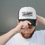 Casquette Bachelor Party Team Groom Groomsman's Name Grey<br><div class="desc">Le design casquette personnalisé pour votre baccalauréat comprend "GROOM TEAM" en gras gris clair. Customisez le nom du groomsman dans la coordination de l'écriture noire masculine. Le titre ou le texte personnalisé est présenté ci-dessous. Le design est placé à l'avant. Toutes les couleurs de ce design sont personnalisables dans la...</div>