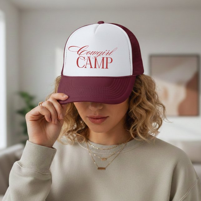 Casquette Bachelorette de camp de cow-girl rouge personnalis (Western Cowgirl Camp Red Bachelorette Trucker Hat)