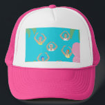 Casquette Baigneurs artistiques | Illustration de natation a<br><div class="desc">Illustration moderne cool des nageuses artistiques synchronisées dans un bassin. Les nageurs artistiques offrent un design cadeau dans des couleurs pastel. Femmes de baignade dans abstrait jardin tropical plante avec palmiers et plantes roses, piscine environnante. cadeau d'équipe de natation cool. cadeaux d'équipe de natation synchronisée, cadeau d'entraîneur d'équipe de natation...</div>