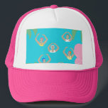 Casquette Baigneurs artistiques | Illustration de natation a<br><div class="desc">Illustration moderne cool des nageuses artistiques synchronisées dans un bassin. Les nageurs artistiques offrent un design cadeau dans des couleurs pastel. Femmes de baignade dans abstrait jardin tropical plante avec palmiers et plantes roses, piscine environnante. cadeau d'équipe de natation cool. cadeaux d'équipe de natation synchronisée, cadeau d'entraîneur d'équipe de natation...</div>