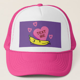 Casquette Banana Text Me Valentine souriante en train de sou