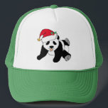 Casquette Bear de panda de Noël mignonne à Santa Hat<br><div class="desc">Les mignons pandas de Noël sont un grand cadeau de vacances pour la personne qui aime les animaux. Cet adorable ours de panda noir et blanc porte un chapeau de Père Noël rouge. Je ne peux pas avoir assez des fêtes et de jolis cadeaux d'animaux.</div>