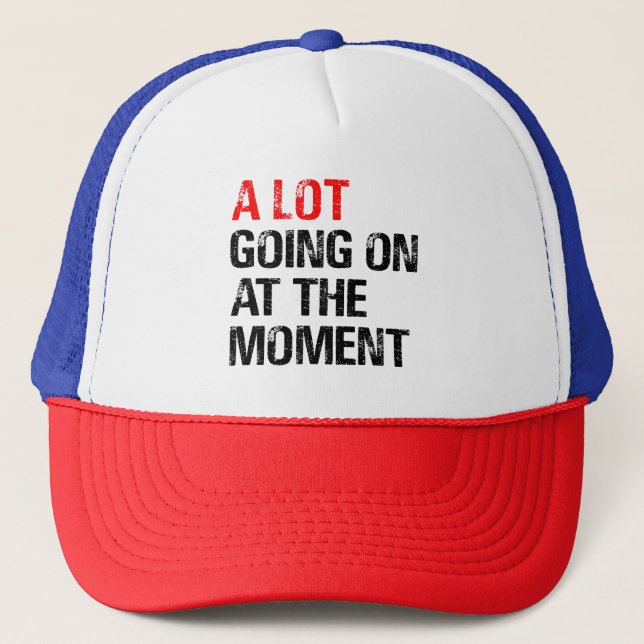 Casquette Beaucoup de choses se passent au T-shirt The Momen (Devant)