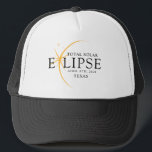 Casquette Black & Gold 2024 Texas Total Solar Eclipse<br><div class="desc">Voici notre t-shirt moderne Black & Gold 2024 Texas Total Solar Eclipse Custom T-Shirt, une pièce élégante et commémorative pour cet événement céleste rare. cette chemise capture l'élégance et l'excitation de l'éclipse solaire totale. Avec l'année 2024 courageusement affichée, ainsi que l'emplacement du Texas, il sert de garde intemporelle de ce...</div>