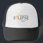 Casquette Black & Gold 2024 Texas Total Solar Eclipse<br><div class="desc">Voici notre t-shirt moderne Black & Gold 2024 Texas Total Solar Eclipse Custom T-Shirt, une pièce élégante et commémorative pour cet événement céleste rare. cette chemise capture l'élégance et l'excitation de l'éclipse solaire totale. Avec l'année 2024 courageusement affichée, ainsi que l'emplacement du Texas, il sert de garde intemporelle de ce...</div>