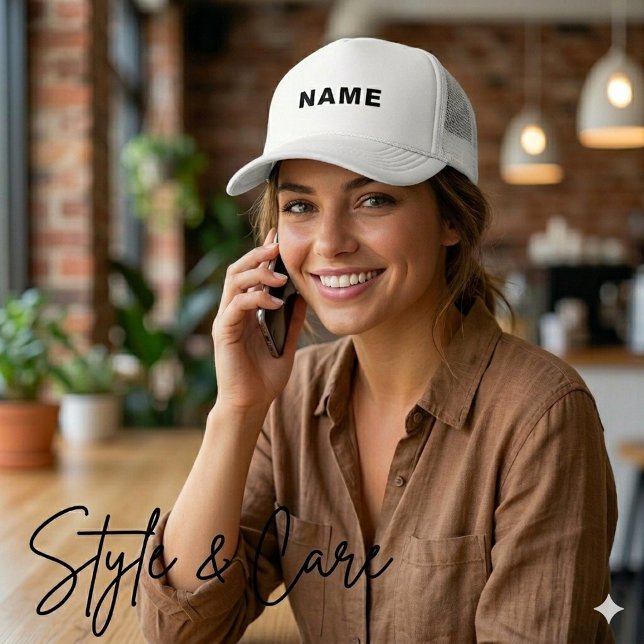 Casquette blanche personnalisée avec design de let (Custom White Hat Featuring Bold NAME Letter Design)