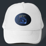 Casquette Bleu brillant Chanukkah Menorah<br><div class="desc">Une menorah moderne,  métallique,  bleue de Chanukkah,  avec un lion en silhouette,  contre un arrière - plan sombre et nocturne. Les neuf bougies sont allumées.</div>