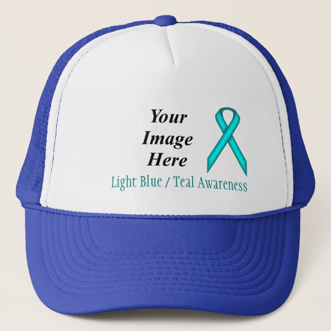 Casquette Bleu Lt / Ruban Turquoise Standard par Kenneth Yon (Devant)