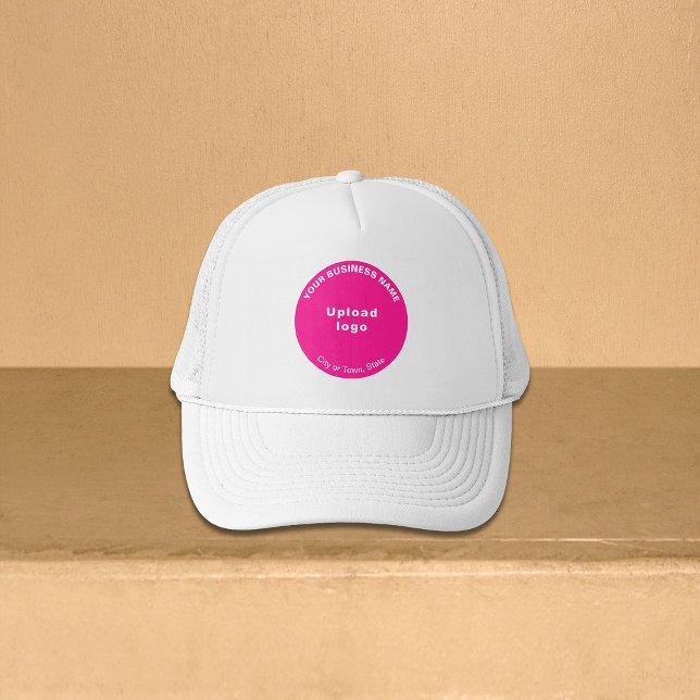 Casquette Brasserie ronde rose sur chapeau de camion (Pink round business brand on trucker hat)