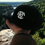 Casquette brodé blanc personnalisé Monogramme sur<br><div class="desc">Ajoutez vos initiales à ce modèle de casquette monogrammé personnalisé. De nombreuses autres couleurs sont également disponibles.</div>