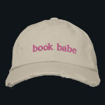 Casquette Brodée Amateurs de livres personnalisés Citation de livre<br><div class="desc">Montrez votre amour pour les livres dans le style avec ce Casquette brodé personnalisable "Book Babe", avec un design tendance en détresse et une broderie rose audacieuse. Parfait pour les amateurs de livres, les lecteurs décontractés ou toute personne qui souhaite apporter une touche ludique à leur garde-robe, ce casquette allie...</div>