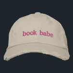 Casquette Brodée Amateurs de livres personnalisés Citation de livre<br><div class="desc">Montrez votre amour pour les livres dans le style avec ce Casquette brodé personnalisable "Book Babe", avec un design tendance en détresse et une broderie rose audacieuse. Parfait pour les amateurs de livres, les lecteurs décontractés ou toute personne qui souhaite apporter une touche ludique à leur garde-robe, ce casquette allie...</div>