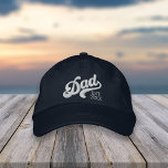 Casquette Brodée Année papa établie<br><div class="desc">Un cadeau de première Fête des pères parfait pour un nouveau père,  ce casquette impressionnant brodé présente "Papa" dans le style baseball en lettres avec l'année où il est devenu un père en dessous.</div>