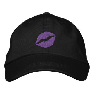 Casquette Brodée Baiser de rouge à lèvres violet féminin sur fond n