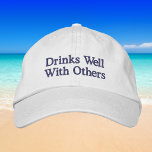 Casquette Brodée Boit Bien Avec Les Autres Drôle Prépa Vin Baseball<br><div class="desc">Ajoutez une touche ludique et élégante à votre tenue avec cette casquette de baseball brodée « Drinks Well With Others ». Avec une broderie classique bleu marine sur une casquette blanche impeccable, ce design prépa et humoristique est parfait pour les amateurs de vin qui aiment passer du bon temps avec...</div>