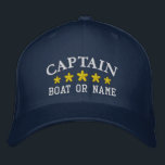 Casquette Brodée Capitaine nautique Nom du bateau Marine Blue Gold<br><div class="desc">Voilier en style avec un casquette brodé personnalisé avec votre grade de capitaine ou autre titre désiré avec votre nom ou nom de bateau en argent et cinq étoiles d'or. Plusieurs couleurs de casquette et de fil à choisir. Fait un grand cadeau personnalisé pour la Fête des pères, les anniversaires...</div>