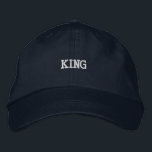 Casquette Brodée Chapeau de mode réglable Navy KING pour hommes<br><div class="desc">Rafraîchissez votre style quotidien avec cette casquette réglable à broderie «KING» de Paasam. La riche tonalité marine crée une apparence élégante et soignée qui est incroyable avec des tenues décontractées et sportives. Les points de broderie détaillés donnent à cet accessoire élégant une finition haut de gamme que les clients apprécieront...</div>