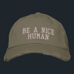 Casquette Brodée Cool minimaliste de la typographie<br><div class="desc">Une simple citation inspirante en taupe et blush - Be A Nice Human.</div>