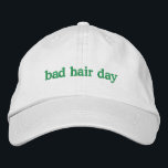 Casquette Brodée Drôle Citation de cheveux mauvais tendance unique<br><div class="desc">Faites une déclaration avec ce casquette de baseball brodé branché avec une citation drôle sur les mauvais jours de cheveux et une ambiance paresseuse. Le texte et la couleur de fil peuvent être entièrement customisés, ce qui en fait l'accessoire parfait pour ceux qui aiment l'humour, le style décontracté, et une...</div>