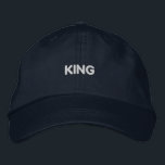 Casquette Brodée KING Vêtements quotidiens Cotton Navy Couleur casq<br><div class="desc">Coton brodé : Ce casquette en coton marine est un mélange de confort et de style,  avec le texte "King" élégamment brodé sur le devant. Le bracelet réglable offre un ajustement customisé,  ce qui le rend idéal pour l'usure quotidienne ou comme pièce hors pair.</div>