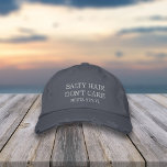 Casquette Brodée Les cheveux salés ne se soucient pas | Votre nom d<br><div class="desc">Coiffure salée,  ça ne vous dérange pas ! Casquette brodé en relief présente la citation en broderie blanche avec votre ville,  île ou nom de plage en-dessous.</div>