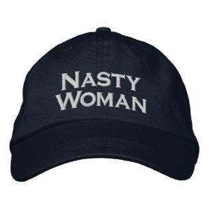 Casquette Brodée Nasty Woman, texte blanc et gras sur bleu marine
