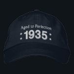 Casquette Brodée Né en 1935 AGED TO PERFECTION 80th Birthday V2DC<br><div class="desc">Né en 1935 AGED TO PERFECTION 80th Birthday V2DC. Ce casquette brodé fait un cadeau d'anniversaire spécial. Customisez l'année et le sentiment!</div>