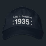 Casquette Brodée Né en 1935 AGED TO PERFECTION 80th Birthday V2DC<br><div class="desc">Né en 1935 AGED TO PERFECTION 80th Birthday V2DC. Ce casquette brodé fait un cadeau d'anniversaire spécial. Customisez l'année et le sentiment!</div>