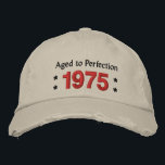Casquette Brodée Né en 1975 AGED TO PERFECTION 40th Birthday V2G<br><div class="desc">Né en 1975 AGED TO PERFECTION 40th Birthday V2G STONE Casquette RED and BLACK Brodery with STARS. Cliquez sur le lien pour voir plus de t-shirts d'anniversaire, tasses, magnets et plus encore! Connaissez-vous quelqu'un né en 1975 ? Casquette d'anniversaire amusant que vous pouvez personnaliser avec un sentiment ou un nom,...</div>
