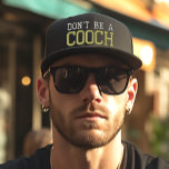 Casquette Brodée Ne soyez pas un Chooch Funny East Coast Italien<br><div class="desc">Le casquette de baseball noir avec brodé "Ne sois pas un" en gris et "Chooch" en vert vif est un accessoire humoristique et culturellement significatif pour les Italiens de la côte Est. "Chooch" est un terme ludique du lexique italo-américain, qui fait référence à quelqu'un qui est un peu idiot ou...</div>