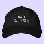 Casquette Brodée "Papa Est. ANNÉE" Moderne minimaliste Cool simple<br><div class="desc">Ce casquette cool est pour votre père cool. "Papa Est. 20XX" lit le texte brodé, en gras, typographie moderne. Personnaliser avec l'année de naissance du premier enfant pour marquer la date spéciale où il est devenu père. Un look simple et intemporel. Un grand cadeau pour votre père unique en Fête...</div>